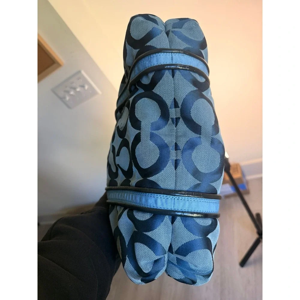 Blue COACH poppy hand bag purse‎ with keychains 2010